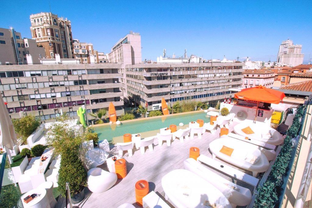 azotea con piscina al lado de gran vía