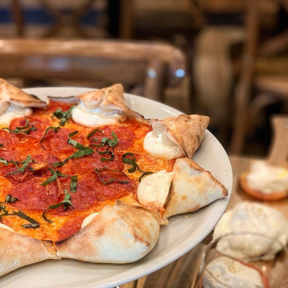 Renato Viola también produce pizza con forma de estrella de ocho puntas, rellenas de queso ricota