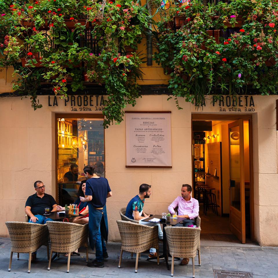 además de bebidas, la tita también tiene tapas gallegas